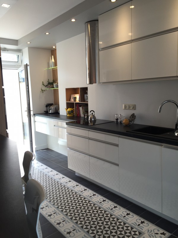 Cuisine sur mesure avec tapis carreaux ciment