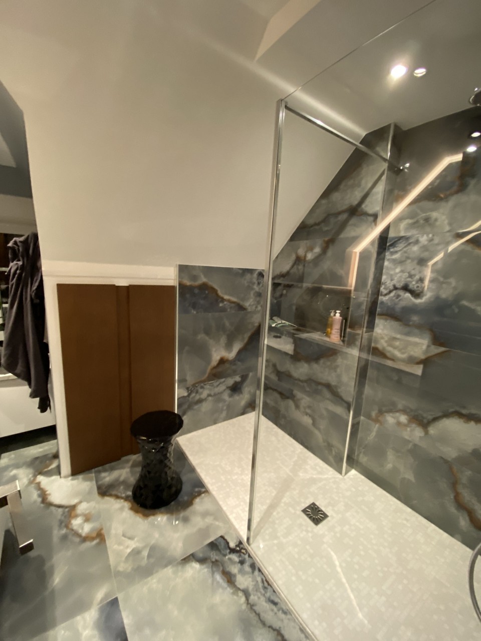 salle de bain avec espace dressing